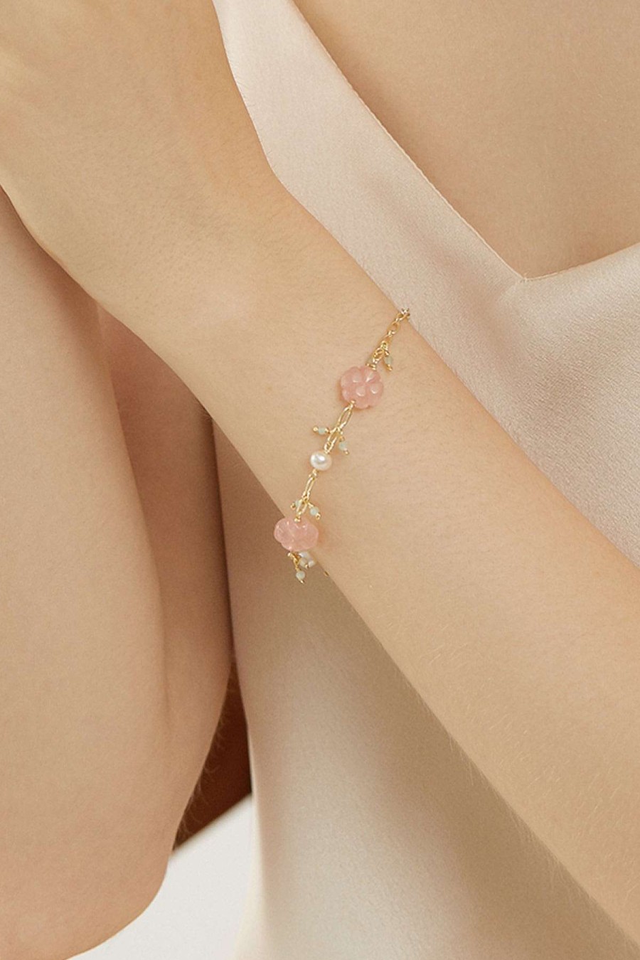 Smykker Og Tilbehor Skye Armband | Daphne Cherry Blossom Rose Quartz Pearl Armband Guld